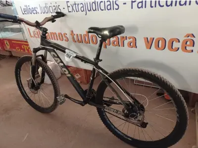 LOTE 268 - 01 BICICLETA MARCA CALOI. (NO ESTADO) ATENÇÃO! FAZER A VISITAÇÃO ANTES DE ARREMATAR, NÃO SABEMOS SE FUNCIONA. LEILÃO NÃO TEM GARANTIA E NEM DEVOLUÇÃO, SUJEITO A POSSÍVEIS AVARIAS VISÍVEIS/OCULTAS E/OU AUSÊNCIA DE COMPONENTES.