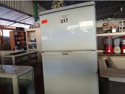 LOTE 217 - 01 GELADEIRA 337L MARCA DAKO 220V. (NO ESTADO) ATENÇÃO! FAZER A VISITAÇÃO ANTES DE ARREMATAR, NÃO SABEMOS SE FUNCIONA. LEILÃO NÃO TEM GARANTIA E NEM DEVOLUÇÃO, SUJEITO A POSSÍVEIS AVARIAS VISÍVEIS/OCULTAS E/OU AUSÊNCIA DE COMPONENTES.