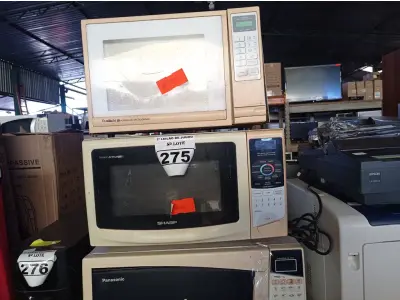 LOTE 275 - 03 MICRO-ONDAS PARA RETIRADA DE PEÇAS SEM PRATO. (NO ESTADO) ATENÇÃO! FAZER A VISITAÇÃO ANTES DE ARREMATAR, NÃO SABEMOS SE FUNCIONA. LEILÃO NÃO TEM GARANTIA E NEM DEVOLUÇÃO, SUJEITO A POSSÍVEIS AVARIAS VISÍVEIS/OCULTAS E/OU AUSÊNCIA DE COMPONENTES.
