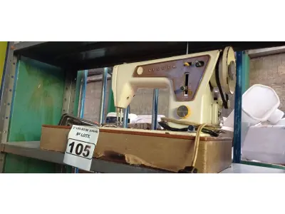LOTE 105 - 01 MÁQUINA DE COSTURA ANTIGA MARCA SINGER. (NO ESTADO) ATENÇÃO! FAZER A VISITAÇÃO ANTES DE ARREMATAR, NÃO SABEMOS SE FUNCIONA. LEILÃO NÃO TEM GARANTIA E NEM DEVOLUÇÃO, SUJEITO A POSSÍVEIS AVARIAS VISÍVEIS/OCULTAS E/OU AUSÊNCIA DE COMPONENTES.