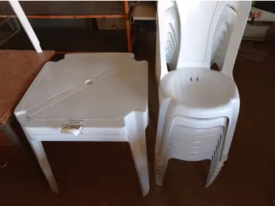 LOTE 290 - 02 JOGOS DE MESAS QUADRADAS DE PLÁSTICO NA COR BRANCA. (NO ESTADO) ATENÇÃO! FAZER A VISITAÇÃO ANTES DE ARREMATAR, NÃO SABEMOS SE FUNCIONA. LEILÃO NÃO TEM GARANTIA E NEM DEVOLUÇÃO, SUJEITO A POSSÍVEIS AVARIAS VISÍVEIS/OCULTAS E/OU AUSÊNCIA DE COMPONENTES.