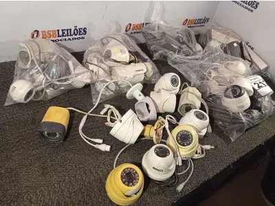 LOTE 212 - 01 LOTE COM GRANDE QUANTIDADE CÂMERAS DE SEGURANÇA. (NO ESTADO) ATENÇÃO! FAZER A VISITAÇÃO ANTES DE ARREMATAR, NÃO SABEMOS SE FUNCIONA. LEILÃO NÃO TEM GARANTIA E NEM DEVOLUÇÃO, SUJEITO A POSSÍVEIS AVARIAS VISÍVEIS/OCULTAS E/OU AUSÊNCIA DE COMPONENTES.