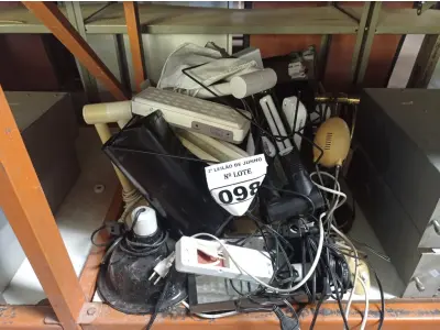 LOTE 098 - 01 LOTE COM LUMINÁRIAS DIVERSAS. (NO ESTADO) ATENÇÃO! FAZER A VISITAÇÃO ANTES DE ARREMATAR, NÃO SABEMOS SE FUNCIONA. LEILÃO NÃO TEM GARANTIA E NEM DEVOLUÇÃO, SUJEITO A POSSÍVEIS AVARIAS VISÍVEIS/OCULTAS E/OU AUSÊNCIA DE COMPONENTES.