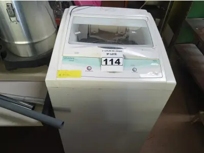LOTE 114 - 01 MÁQUINA DE LAVAR ROUPAS MARCA BRASTEMP 5 KG 220V COM AVARIAS. (NO ESTADO) ATENÇÃO! FAZER A VISITAÇÃO ANTES DE ARREMATAR, NÃO SABEMOS SE FUNCIONA. LEILÃO NÃO TEM GARANTIA E NEM DEVOLUÇÃO, SUJEITO A POSSÍVEIS AVARIAS VISÍVEIS/OCULTAS E/OU AUSÊNCIA DE COMPONENTES.
