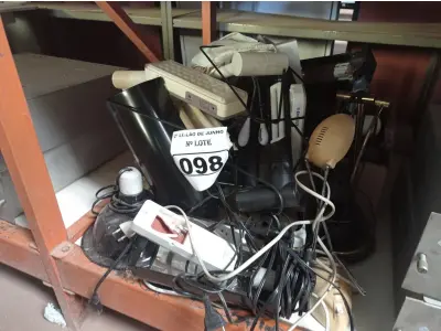 LOTE 098 - 01 LOTE COM LUMINÁRIAS DIVERSAS. (NO ESTADO) ATENÇÃO! FAZER A VISITAÇÃO ANTES DE ARREMATAR, NÃO SABEMOS SE FUNCIONA. LEILÃO NÃO TEM GARANTIA E NEM DEVOLUÇÃO, SUJEITO A POSSÍVEIS AVARIAS VISÍVEIS/OCULTAS E/OU AUSÊNCIA DE COMPONENTES.