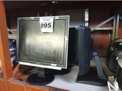 LOTE 095 - 05 MONITORES LCD MARCAS E MODELOS DIVERSOS PARA RETIRADA DE PEÇAS. (NO ESTADO) ATENÇÃO! FAZER A VISITAÇÃO ANTES DE ARREMATAR, NÃO SABEMOS SE FUNCIONA. LEILÃO NÃO TEM GARANTIA E NEM DEVOLUÇÃO, SUJEITO A POSSÍVEIS AVARIAS VISÍVEIS/OCULTAS E/OU AUSÊNCIA DE COMPONENTES.