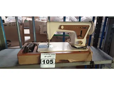 LOTE 105 - 01 MÁQUINA DE COSTURA ANTIGA MARCA SINGER. (NO ESTADO) ATENÇÃO! FAZER A VISITAÇÃO ANTES DE ARREMATAR, NÃO SABEMOS SE FUNCIONA. LEILÃO NÃO TEM GARANTIA E NEM DEVOLUÇÃO, SUJEITO A POSSÍVEIS AVARIAS VISÍVEIS/OCULTAS E/OU AUSÊNCIA DE COMPONENTES.