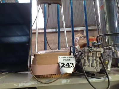 LOTE 243 - 01 ENCERADEIRA ANTIGA E 01 BOMBA D’ÁGUA. (NO ESTADO) ATENÇÃO! FAZER A VISITAÇÃO ANTES DE ARREMATAR, NÃO SABEMOS SE FUNCIONA. LEILÃO NÃO TEM GARANTIA E NEM DEVOLUÇÃO, SUJEITO A POSSÍVEIS AVARIAS VISÍVEIS/OCULTAS E/OU AUSÊNCIA DE COMPONENTES.