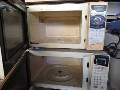 LOTE 275 - 03 MICRO-ONDAS PARA RETIRADA DE PEÇAS SEM PRATO. (NO ESTADO) ATENÇÃO! FAZER A VISITAÇÃO ANTES DE ARREMATAR, NÃO SABEMOS SE FUNCIONA. LEILÃO NÃO TEM GARANTIA E NEM DEVOLUÇÃO, SUJEITO A POSSÍVEIS AVARIAS VISÍVEIS/OCULTAS E/OU AUSÊNCIA DE COMPONENTES.