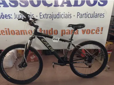LOTE 268 - 01 BICICLETA MARCA CALOI. (NO ESTADO) ATENÇÃO! FAZER A VISITAÇÃO ANTES DE ARREMATAR, NÃO SABEMOS SE FUNCIONA. LEILÃO NÃO TEM GARANTIA E NEM DEVOLUÇÃO, SUJEITO A POSSÍVEIS AVARIAS VISÍVEIS/OCULTAS E/OU AUSÊNCIA DE COMPONENTES.