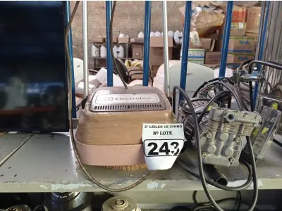 LOTE 243 - 01 ENCERADEIRA ANTIGA E 01 BOMBA D’ÁGUA. (NO ESTADO) ATENÇÃO! FAZER A VISITAÇÃO ANTES DE ARREMATAR, NÃO SABEMOS SE FUNCIONA. LEILÃO NÃO TEM GARANTIA E NEM DEVOLUÇÃO, SUJEITO A POSSÍVEIS AVARIAS VISÍVEIS/OCULTAS E/OU AUSÊNCIA DE COMPONENTES.
