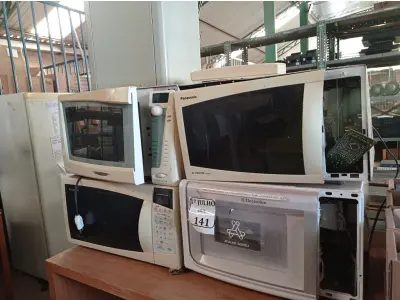 LOTE 141 - 04 MICRO-ONDAS, SENDO 03 COM PRATOS E 01 BEBEDOURO PARA GARRAFÃO. (NO ESTADO) ATENÇÃO! FAZER A VISITAÇÃO ANTES DE ARREMATAR, NÃO SABEMOS SE FUNCIONA. LEILÃO NÃO TEM GARANTIA E NEM DEVOLUÇÃO, SUJEITO A POSSÍVEIS AVARIAS VISÍVEIS/OCULTAS E/OU AUSÊNCIA DE COMPONENTES.
