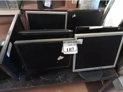 LOTE 187 - 07 MONITORES LCD MARCAS E MODELOS DIVERSOS. (NO ESTADO) ATENÇÃO! FAZER A VISITAÇÃO ANTES DE ARREMATAR, NÃO SABEMOS SE FUNCIONA. LEILÃO NÃO TEM GARANTIA E NEM DEVOLUÇÃO, SUJEITO A POSSÍVEIS AVARIAS VISÍVEIS/OCULTAS E/OU AUSÊNCIA DE COMPONENTES.