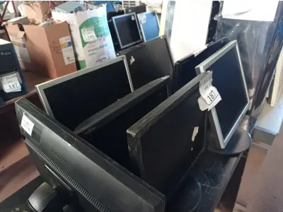 LOTE 187 - 07 MONITORES LCD MARCAS E MODELOS DIVERSOS. (NO ESTADO) ATENÇÃO! FAZER A VISITAÇÃO ANTES DE ARREMATAR, NÃO SABEMOS SE FUNCIONA. LEILÃO NÃO TEM GARANTIA E NEM DEVOLUÇÃO, SUJEITO A POSSÍVEIS AVARIAS VISÍVEIS/OCULTAS E/OU AUSÊNCIA DE COMPONENTES.