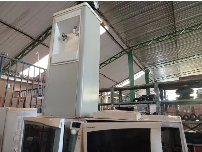 LOTE 141 - 04 MICRO-ONDAS, SENDO 03 COM PRATOS E 01 BEBEDOURO PARA GARRAFÃO. (NO ESTADO) ATENÇÃO! FAZER A VISITAÇÃO ANTES DE ARREMATAR, NÃO SABEMOS SE FUNCIONA. LEILÃO NÃO TEM GARANTIA E NEM DEVOLUÇÃO, SUJEITO A POSSÍVEIS AVARIAS VISÍVEIS/OCULTAS E/OU AUSÊNCIA DE COMPONENTES.