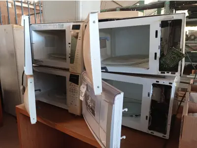 LOTE 141 - 04 MICRO-ONDAS, SENDO 03 COM PRATOS E 01 BEBEDOURO PARA GARRAFÃO. (NO ESTADO) ATENÇÃO! FAZER A VISITAÇÃO ANTES DE ARREMATAR, NÃO SABEMOS SE FUNCIONA. LEILÃO NÃO TEM GARANTIA E NEM DEVOLUÇÃO, SUJEITO A POSSÍVEIS AVARIAS VISÍVEIS/OCULTAS E/OU AUSÊNCIA DE COMPONENTES.
