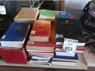LOTE 051 - 01 LOTE COM DIVERSOS LIVROS, ENTRE ELES: VÁRIAS EDIÇÕES DE FARMACOPEIA(INGLÊS), EDIÇÕES ANTIGAS E MAIS RECENTES DE LIVROS COM INFORMAÇÕES SOBRE MEDICAMENTOS POR NOMES E MARCA GENÉRICA(INGLÊS); GUIAS DE JURISPRUDÊNCIA(PORTUGUÊS); LIVROS CBM(PORTUGUÊS); E DIVERSOS.  (NO ESTADO) ATENÇÃO! FAZER A VISITAÇÃO ANTES DE ARREMATAR, NÃO SABEMOS SE FUNCIONA. LEILÃO NÃO TEM GARANTIA E NEM DEVOLUÇÃO, SUJEITO A POSSÍVEIS AVARIAS VISÍVEIS/OCULTAS E/OU AUSÊNCIA DE COMPONENTES.