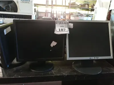 LOTE 187 - 07 MONITORES LCD MARCAS E MODELOS DIVERSOS. (NO ESTADO) ATENÇÃO! FAZER A VISITAÇÃO ANTES DE ARREMATAR, NÃO SABEMOS SE FUNCIONA. LEILÃO NÃO TEM GARANTIA E NEM DEVOLUÇÃO, SUJEITO A POSSÍVEIS AVARIAS VISÍVEIS/OCULTAS E/OU AUSÊNCIA DE COMPONENTES.