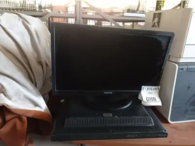 LOTE 088 - 07 MONITORES LCD MARCAS E MODELOS DIVERSOS PARA RETIRADA DE PEÇAS E 01 BASE PARA MONITOR. (NO ESTADO) ATENÇÃO! FAZER A VISITAÇÃO ANTES DE ARREMATAR, NÃO SABEMOS SE FUNCIONA. LEILÃO NÃO TEM GARANTIA E NEM DEVOLUÇÃO, SUJEITO A POSSÍVEIS AVARIAS VISÍVEIS/OCULTAS E/OU AUSÊNCIA DE COMPONENTES.