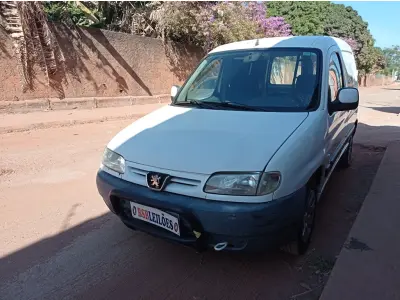 LOTE 458 - 01 FURGÃO I/PEUGEOUT 1.6 F 800K A GASOLINA; ANO 2008/2009 NA COR BRANCA. (NO ESTADO)