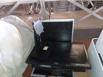 LOTE 088 - 07 MONITORES LCD MARCAS E MODELOS DIVERSOS PARA RETIRADA DE PEÇAS E 01 BASE PARA MONITOR. (NO ESTADO) ATENÇÃO! FAZER A VISITAÇÃO ANTES DE ARREMATAR, NÃO SABEMOS SE FUNCIONA. LEILÃO NÃO TEM GARANTIA E NEM DEVOLUÇÃO, SUJEITO A POSSÍVEIS AVARIAS VISÍVEIS/OCULTAS E/OU AUSÊNCIA DE COMPONENTES.