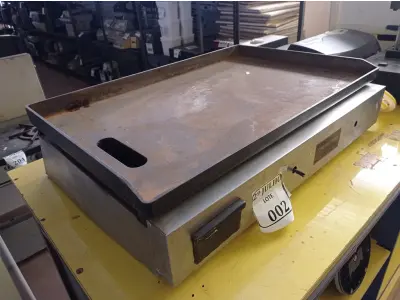 LOTE 002 - 01 CHAPA A GÁS MARCA METALCUBAS. (NO ESTADO) ATENÇÃO! FAZER A VISITAÇÃO ANTES DE ARREMATAR, NÃO SABEMOS SE FUNCIONA. LEILÃO NÃO TEM GARANTIA E NEM DEVOLUÇÃO, SUJEITO A POSSÍVEIS AVARIAS VISÍVEIS/OCULTAS E/OU AUSÊNCIA DE COMPONENTES.