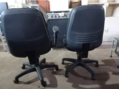 LOTE 270 - 02 CADEIRAS PARA ESCRITÓRIO COM PÉS GIRATÓRIOS. (NO ESTADO) ATENÇÃO! FAZER A VISITAÇÃO ANTES DE ARREMATAR, NÃO SABEMOS SE FUNCIONA. LEILÃO NÃO TEM GARANTIA E NEM DEVOLUÇÃO, SUJEITO A POSSÍVEIS AVARIAS VISÍVEIS/OCULTAS E/OU AUSÊNCIA DE COMPONENTES.