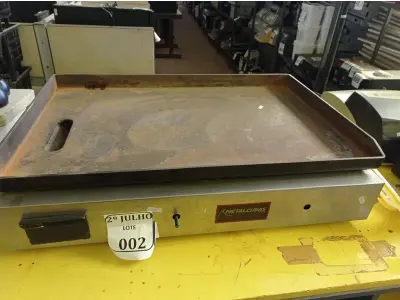 LOTE 002 - 01 CHAPA A GÁS MARCA METALCUBAS. (NO ESTADO) ATENÇÃO! FAZER A VISITAÇÃO ANTES DE ARREMATAR, NÃO SABEMOS SE FUNCIONA. LEILÃO NÃO TEM GARANTIA E NEM DEVOLUÇÃO, SUJEITO A POSSÍVEIS AVARIAS VISÍVEIS/OCULTAS E/OU AUSÊNCIA DE COMPONENTES.