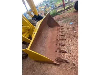 LOTE 332 - 01 PÁ CARREGADEIRA KOMATSU WA180, ANO 2004, TRANSMISSÃO NOVA, BOMBA E BICOS NOVA, BOMBA HIDRÁULICA REVISADA, FREIOS REVISADO, CABINE COM AR-CONDICINADO (NO ESTADO) (RETIRADA EM GOIÂNIA -GO) (VISTORIA AGENDAR 61 98153-0503 JÚNIOR)