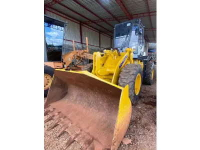 LOTE 332 - 01 PÁ CARREGADEIRA KOMATSU WA180, ANO 2004, TRANSMISSÃO NOVA, BOMBA E BICOS NOVA, BOMBA HIDRÁULICA REVISADA, FREIOS REVISADO, CABINE COM AR-CONDICINADO (NO ESTADO) (RETIRADA EM GOIÂNIA -GO) (VISTORIA AGENDAR 61 98153-0503 JÚNIOR)