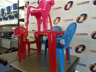 LOTE 086 - 01 MESA DE PLÁSTICO COM 04 CADEIRAS INFANTIL. (NO ESTADO) ATENÇÃO! FAZER A VISITAÇÃO ANTES DE ARREMATAR, NÃO SABEMOS SE FUNCIONA. LEILÃO NÃO TEM GARANTIA E NEM DEVOLUÇÃO, SUJEITO A POSSÍVEIS AVARIAS VISÍVEIS/OCULTAS E/OU AUSÊNCIA DE COMPONENTES.