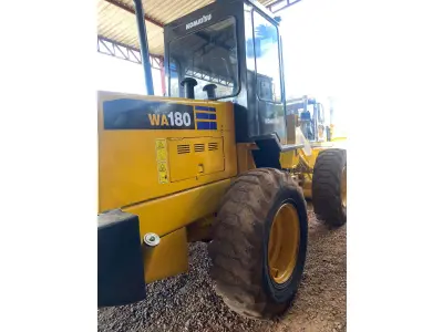 LOTE 332 - 01 PÁ CARREGADEIRA KOMATSU WA180, ANO 2004, TRANSMISSÃO NOVA, BOMBA E BICOS NOVA, BOMBA HIDRÁULICA REVISADA, FREIOS REVISADO, CABINE COM AR-CONDICINADO (NO ESTADO) (RETIRADA EM GOIÂNIA -GO) (VISTORIA AGENDAR 61 98153-0503 JÚNIOR)
