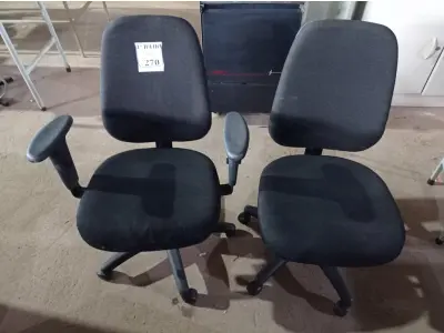 LOTE 270 - 02 CADEIRAS PARA ESCRITÓRIO COM PÉS GIRATÓRIOS. (NO ESTADO) ATENÇÃO! FAZER A VISITAÇÃO ANTES DE ARREMATAR, NÃO SABEMOS SE FUNCIONA. LEILÃO NÃO TEM GARANTIA E NEM DEVOLUÇÃO, SUJEITO A POSSÍVEIS AVARIAS VISÍVEIS/OCULTAS E/OU AUSÊNCIA DE COMPONENTES.