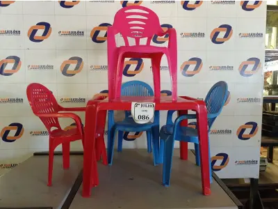 LOTE 086 - 01 MESA DE PLÁSTICO COM 04 CADEIRAS INFANTIL. (NO ESTADO) ATENÇÃO! FAZER A VISITAÇÃO ANTES DE ARREMATAR, NÃO SABEMOS SE FUNCIONA. LEILÃO NÃO TEM GARANTIA E NEM DEVOLUÇÃO, SUJEITO A POSSÍVEIS AVARIAS VISÍVEIS/OCULTAS E/OU AUSÊNCIA DE COMPONENTES.