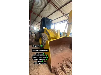 LOTE 332 - 01 PÁ CARREGADEIRA KOMATSU WA180, ANO 2004, TRANSMISSÃO NOVA, BOMBA E BICOS NOVA, BOMBA HIDRÁULICA REVISADA, FREIOS REVISADO, CABINE COM AR-CONDICINADO (NO ESTADO) (RETIRADA EM GOIÂNIA -GO) (VISTORIA AGENDAR 61 98153-0503 JÚNIOR)