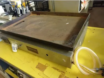 LOTE 002 - 01 CHAPA A GÁS MARCA METALCUBAS. (NO ESTADO) ATENÇÃO! FAZER A VISITAÇÃO ANTES DE ARREMATAR, NÃO SABEMOS SE FUNCIONA. LEILÃO NÃO TEM GARANTIA E NEM DEVOLUÇÃO, SUJEITO A POSSÍVEIS AVARIAS VISÍVEIS/OCULTAS E/OU AUSÊNCIA DE COMPONENTES.