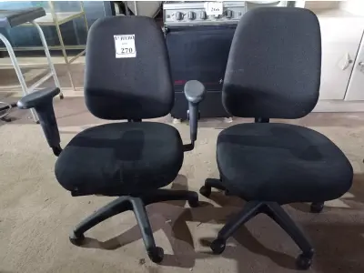 LOTE 270 - 02 CADEIRAS PARA ESCRITÓRIO COM PÉS GIRATÓRIOS. (NO ESTADO) ATENÇÃO! FAZER A VISITAÇÃO ANTES DE ARREMATAR, NÃO SABEMOS SE FUNCIONA. LEILÃO NÃO TEM GARANTIA E NEM DEVOLUÇÃO, SUJEITO A POSSÍVEIS AVARIAS VISÍVEIS/OCULTAS E/OU AUSÊNCIA DE COMPONENTES.