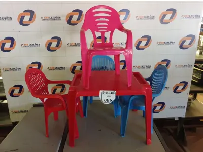 LOTE 086 - 01 MESA DE PLÁSTICO COM 04 CADEIRAS INFANTIL. (NO ESTADO) ATENÇÃO! FAZER A VISITAÇÃO ANTES DE ARREMATAR, NÃO SABEMOS SE FUNCIONA. LEILÃO NÃO TEM GARANTIA E NEM DEVOLUÇÃO, SUJEITO A POSSÍVEIS AVARIAS VISÍVEIS/OCULTAS E/OU AUSÊNCIA DE COMPONENTES.