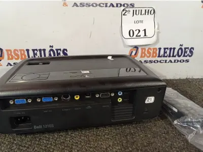 LOTE 021 - 01 PROJETOR MULTIMIDIA MARCA DELL COM CONTROLE 387 HORAS DE USO SEM CABO DE FORÇA 220V. (NO ESTADO) ATENÇÃO! FAZER A VISITAÇÃO ANTES DE ARREMATAR, NÃO SABEMOS SE FUNCIONA. LEILÃO NÃO TEM GARANTIA E NEM DEVOLUÇÃO, SUJEITO A POSSÍVEIS AVARIAS VISÍVEIS/OCULTAS E/OU AUSÊNCIA DE COMPONENTES.