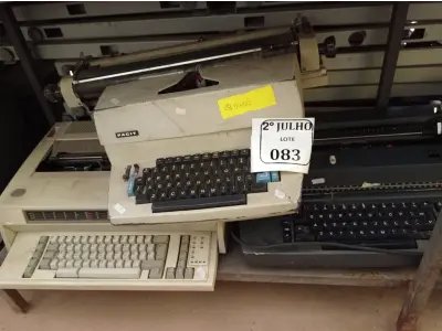 LOTE 083 - 03 MÁQUINAS DE ESCREVER E 01 CALCULADORA. (NO ESTADO) ATENÇÃO! FAZER A VISITAÇÃO ANTES DE ARREMATAR, NÃO SABEMOS SE FUNCIONA. LEILÃO NÃO TEM GARANTIA E NEM DEVOLUÇÃO, SUJEITO A POSSÍVEIS AVARIAS VISÍVEIS/OCULTAS E/OU AUSÊNCIA DE COMPONENTES.