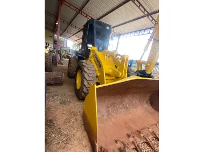 LOTE 332 - 01 PÁ CARREGADEIRA KOMATSU WA180, ANO 2004, TRANSMISSÃO NOVA, BOMBA E BICOS NOVA, BOMBA HIDRÁULICA REVISADA, FREIOS REVISADO, CABINE COM AR-CONDICINADO (NO ESTADO) (RETIRADA EM GOIÂNIA -GO) (VISTORIA AGENDAR 61 98153-0503 JÚNIOR)