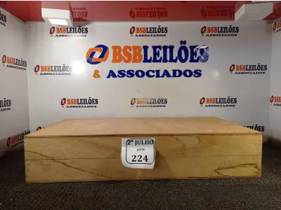 LOTE 224 - 01 CAIXA DE MADEIRA. (NO ESTADO) ATENÇÃO! FAZER A VISITAÇÃO ANTES DE ARREMATAR, NÃO SABEMOS SE FUNCIONA. LEILÃO NÃO TEM GARANTIA E NEM DEVOLUÇÃO, SUJEITO A POSSÍVEIS AVARIAS VISÍVEIS/OCULTAS E/OU AUSÊNCIA DE COMPONENTES.