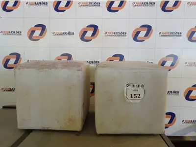 LOTE 152 - 02 PUFS (NO ESTADO) ATENÇÃO! FAZER A VISITAÇÃO ANTES DE ARREMATAR, NÃO SABEMOS SE FUNCIONA. LEILÃO NÃO TEM GARANTIA E NEM DEVOLUÇÃO, SUJEITO A POSSÍVEIS AVARIAS VISÍVEIS/OCULTAS E/OU AUSÊNCIA DE COMPONENTES.