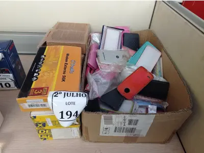 LOTE 194 - 01 CAIXAS COM VÁRIAS CAPAS DE CELULARES DIVERSOS E MODENS ANTIGOS (NO ESTADO) ATENÇÃO! FAZER A VISITAÇÃO ANTES DE ARREMATAR, NÃO SABEMOS SE FUNCIONA. LEILÃO NÃO TEM GARANTIA E NEM DEVOLUÇÃO, SUJEITO A POSSÍVEIS AVARIAS VISÍVEIS/OCULTAS E/OU AUSÊNCIA DE COMPONENTES.