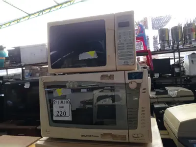 LOTE 220 - 03 MICROONDAS DIVERSOS SEM PRATOS (NO ESTADO) ATENÇÃO! FAZER A VISITAÇÃO ANTES DE ARREMATAR, NÃO SABEMOS SE FUNCIONA. LEILÃO NÃO TEM GARANTIA E NEM DEVOLUÇÃO, SUJEITO A POSSÍVEIS AVARIAS VISÍVEIS/OCULTAS E/OU AUSÊNCIA DE COMPONENTES.