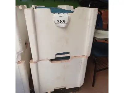 LOTE 389 - 02 CAIXAS COM GELO REUTILIZÁVEL (NO ESTADO) ATENÇÃO! FAZER A VISITAÇÃO ANTES DE ARREMATAR, NÃO SABEMOS SE FUNCIONA. LEILÃO NÃO TEM GARANTIA E NEM DEVOLUÇÃO, SUJEITO A POSSÍVEIS AVARIAS VISÍVEIS/OCULTAS E/OU AUSÊNCIA DE COMPONENTES.