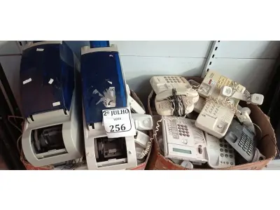 LOTE 256 - 02 CAIXAS COM TELEFONES FIXO E 02 IMPRESSORAS DE CARTÃO (NO ESTADO) ATENÇÃO! FAZER A VISITAÇÃO ANTES DE ARREMATAR, NÃO SABEMOS SE FUNCIONA. LEILÃO NÃO TEM GARANTIA E NEM DEVOLUÇÃO, SUJEITO A POSSÍVEIS AVARIAS VISÍVEIS/OCULTAS E/OU AUSÊNCIA DE COMPONENTES.