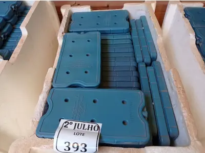 LOTE 324 - 02 CAIXAS COM GELO REUTILIZÁVEL (NO ESTADO) ATENÇÃO! FAZER A VISITAÇÃO ANTES DE ARREMATAR, NÃO SABEMOS SE FUNCIONA. LEILÃO NÃO TEM GARANTIA E NEM DEVOLUÇÃO, SUJEITO A POSSÍVEIS AVARIAS VISÍVEIS/OCULTAS E/OU AUSÊNCIA DE COMPONENTES.