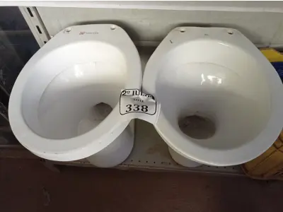 LOTE 338 - 02 VASOS SANITÁRIOS (NO ESTADO) ATENÇÃO! FAZER A VISITAÇÃO ANTES DE ARREMATAR, NÃO SABEMOS SE FUNCIONA. LEILÃO NÃO TEM GARANTIA E NEM DEVOLUÇÃO, SUJEITO A POSSÍVEIS AVARIAS VISÍVEIS/OCULTAS E/OU AUSÊNCIA DE COMPONENTES.