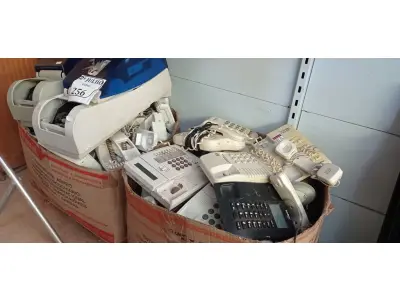 LOTE 256 - 02 CAIXAS COM TELEFONES FIXO E 02 IMPRESSORAS DE CARTÃO (NO ESTADO) ATENÇÃO! FAZER A VISITAÇÃO ANTES DE ARREMATAR, NÃO SABEMOS SE FUNCIONA. LEILÃO NÃO TEM GARANTIA E NEM DEVOLUÇÃO, SUJEITO A POSSÍVEIS AVARIAS VISÍVEIS/OCULTAS E/OU AUSÊNCIA DE COMPONENTES.